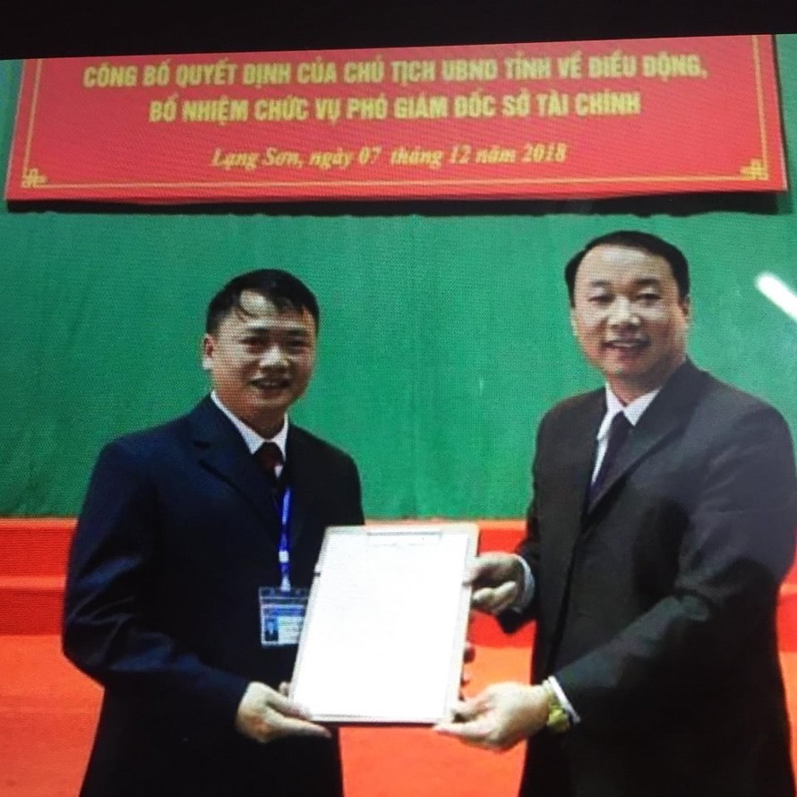 Lãnh đạo UBND tỉnh Lạng Sơn trao quyết định bổ nhiệm cho ông Đỗ Đức Thịnh (bìa trái). Ảnh: Thùy Linh