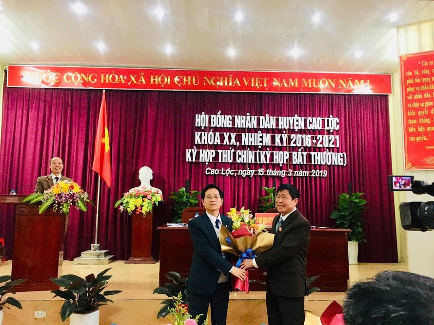 Ông Nguyễn Duy Anh (bìa trái) nhận hoa chúc mừng của lãnh đạo Huyện ủy Cao Lộc .Ảnh: Duy Chiến