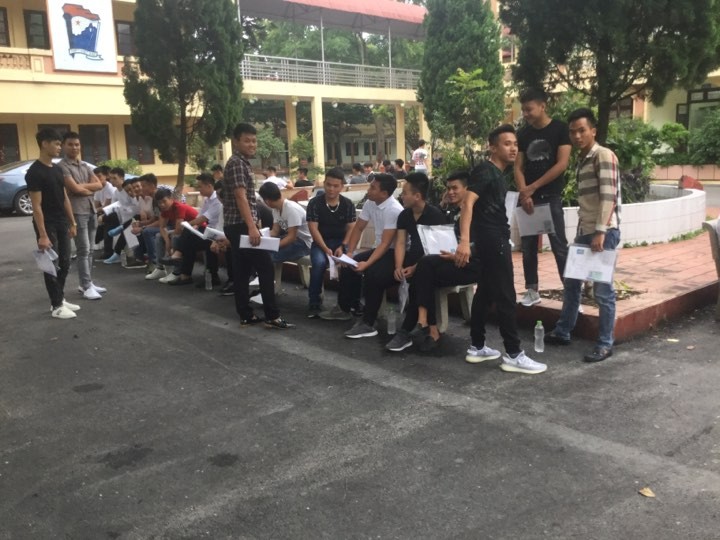 Các thí sinh tự do thuộc Trung đội CSCĐ 113 Lạng Sơn dự thi tốt nghiệp THPT 2019 khá tự tin .Ảnh: Duy Chiến