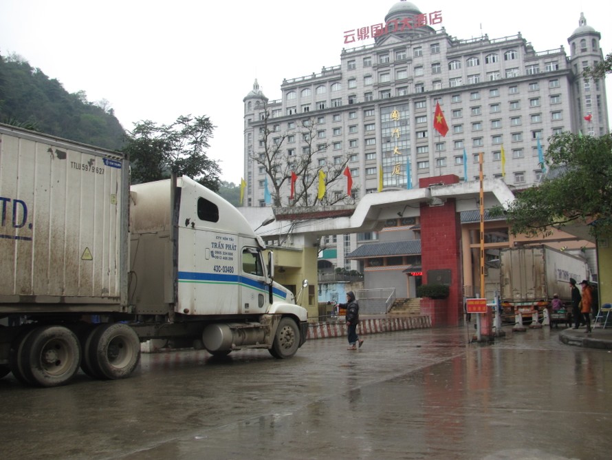 Lượng hàng thông quan qua biên giới ở cửa khẩu Tân Thanh đã trở nên hanh thông, dễ dàng. Ảnh Duy Chiến