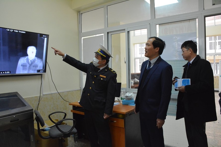 Phó chủ tịch tỉnh Lạng Sơn Dương Xuân Huyên (giữa) kiểm tra công tác phòng chống dịch tại cửa khẩu Hữu Nghị .Ảnh: Duy Chiến