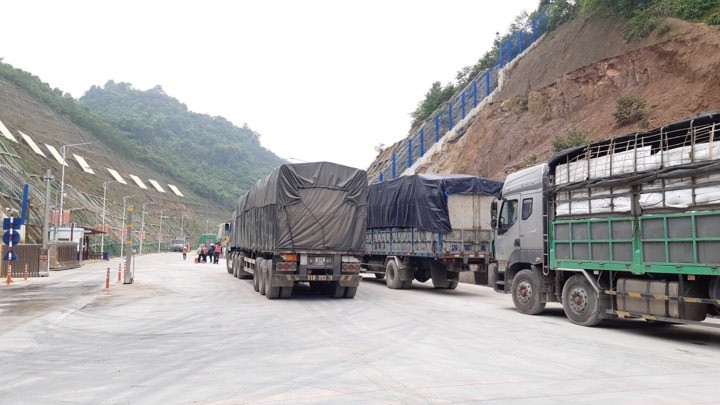 Hiện nay, trên các cửa khẩu Lạng Sơn vẫn còn khoảng 1500 xe chở hàng chờ xuất khẩu. Nếu phải dừng thông quan 5 ngày thì ảnh hưởng rất lớn đến hoạt động xuất nhập khẩu hàng hóa .Ảnh: Duy Chiến