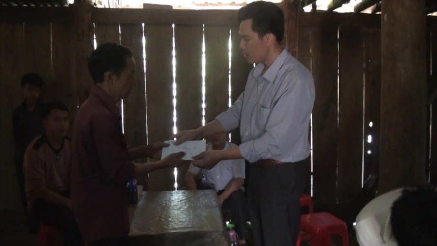 Đại diện chính quyền huyện Bảo Lâm thăm hỏi, hỗ trợ gia đình người xấu số .Ảnh: TL