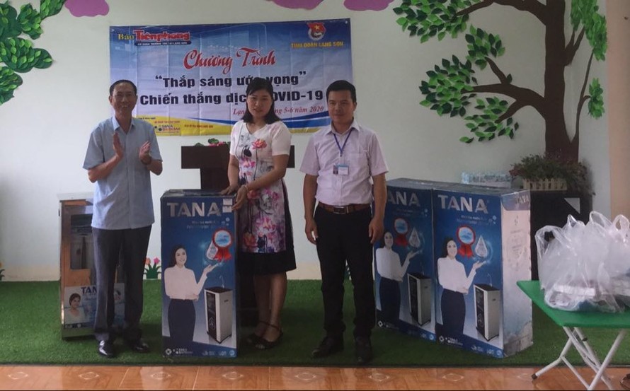Tặng máy lọc nước cho các trường Mầm non, Tiểu học, THCS xã Tân Hòa, huyện Bình Gia, Lạng Sơn .Ảnh: Duy Chiến