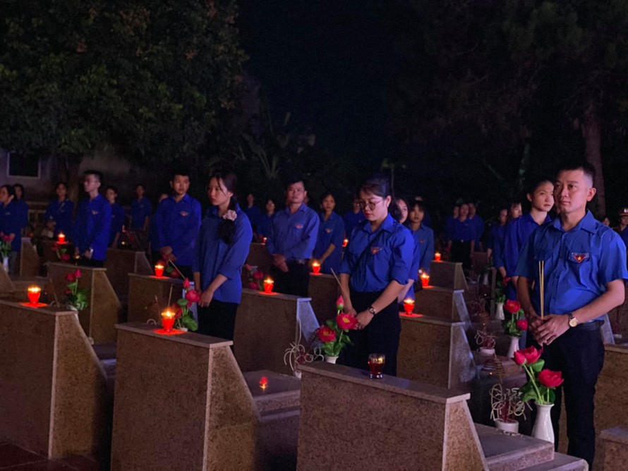 Hàng trăm ngọn nến lung linh được thắp sáng ở Nghĩa trang liệt sỹ Hoàng Đồng, TP Lạng Sơn .Ảnh: T. Tâm