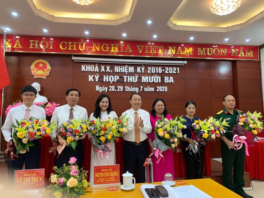 Tân Chủ tịch và hai phó chủ tịch HĐND-UBND (bìa trái) cùng các vị ủy viên UBND thành phố Lạng Sơn nhận hoa chúc mừng .Ảnh: Duy Chiến