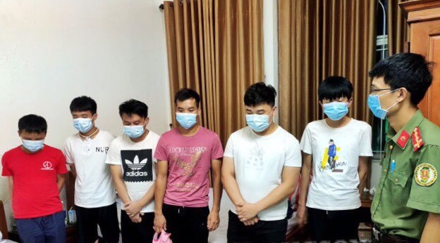 Nhóm công dân Trung Quốc bị phát hiện nhập cảnh trái phép tại khách sạn Tùng Lâm ở thành phố Lạng Sơn .Ảnh: H. Thơ