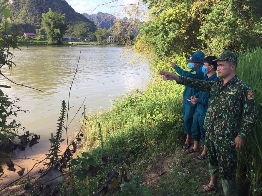 Sau 7 ngày tích cực tìm kiếm, lực lượng chức năng tỉnh Cao Bằng đã tìm thấy thi thể anh Hoàng Văn Cường ở đoạn sông sát biên giới Việt - Trung. Ảnh: BP
