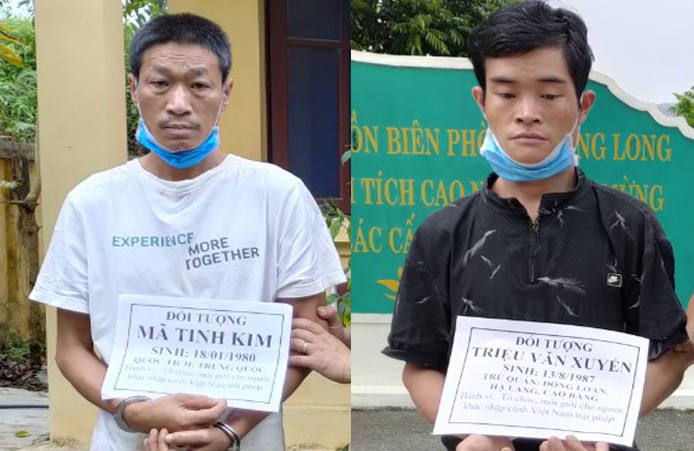 Đối tượng Mã Tinh Kim (trái) và Triệu Văn Xuyên (phải) bị bắt giữ khi đưa người qua biên giới Trung- Việt bất hợp pháp .Ảnh: TL