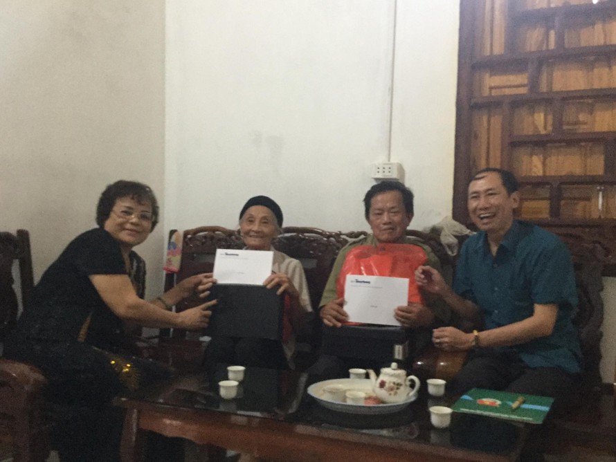 Báo Tiền Phong và nhà hảo tâm tặng quà, hỗ trợ cho các cựu TNXP khó khăn trên địa bàn huyện Bắc Sơn .Ảnh: Duy Chiến 