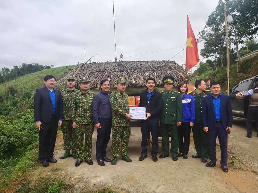 Anh Nguyễn Ngọc Lương, Bí thư T.Ư Đoàn, tặng quà lực lượng biên phòng thực hiện nhiệm vụ ở khu vực biên giới.