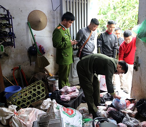 Lực lượng chức năng khám xét "tổng kho" chứa động vật hoang dã ở thành phố Lạng Sơn .Ảnh: H. Thơ