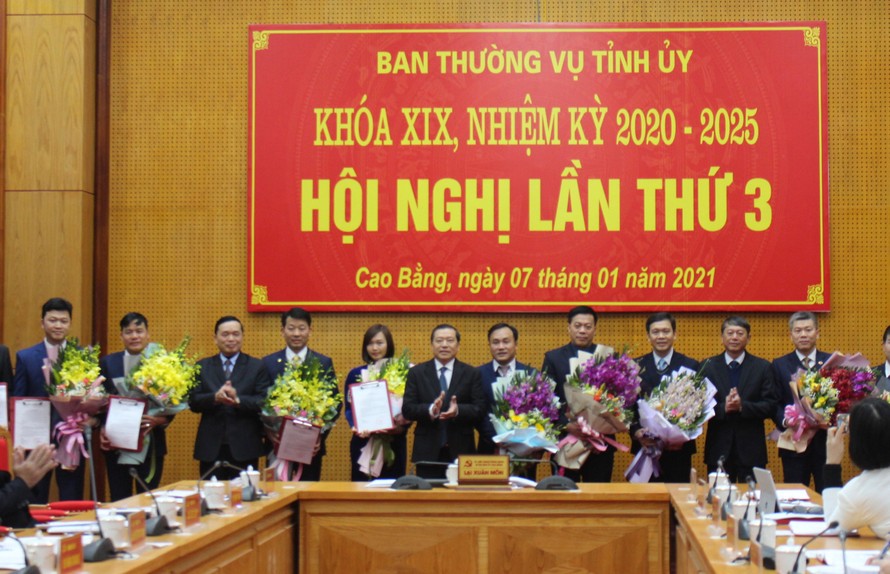 Lãnh đạo tỉnh ủy Cao Bằng tặng hoa chúc mừng các đồng chí được luân chuyển, bổ nhiệm cương vị lãnh đạo mới. Ảnh: CB