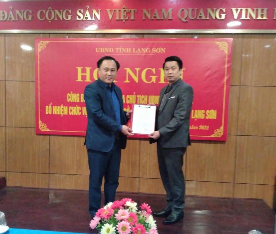 Lãnh đạo UBND tỉnh Lạng Sơn trao quyết định bổ nhiệm cho ông Vũ Văn Nhiên (bìa phải) .Ảnh: Duy Chiến 