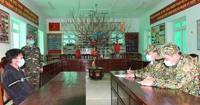 Đối tượng Thầm (bìa trái) khai nhận hành vi tại Biên phòng Lạng Sơn .Ảnh: V. Toàn