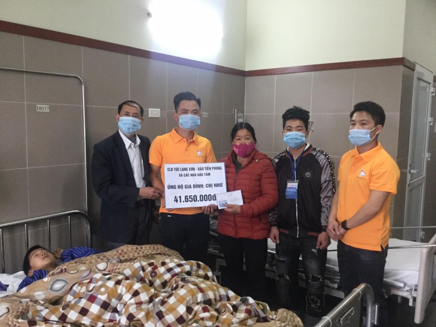 Đoàn thiện nguyện đã trao trên 42 triệu đồng cho đại diện gia đình em Nguyễn Khắc Hùng .Ảnh: Thanh Hiền 