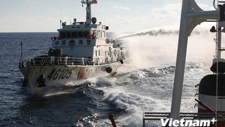 Trung Quốc hung hãn tấn công, phun vòi rồng vào tàu cảnh sát biển Việt Nam. Ảnh: TTXVN