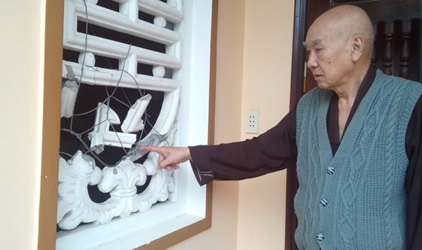Cửa sổ được đúc bằng bê tông nhưng trộm vẫn phá vỡ các nan hoa để đột nhập vào chánh điện, trộm 8 tượng Phật cổ - Ảnh: Báo Dân Việt.