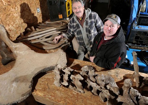  Eric Witzke (trái) và Dan LaPoint cùng những mảnh xương được đào lên từ sân sau nhà.
