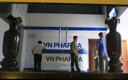 Lực lượng công an khám xét trụ sở Cty CP VN Pharma tại TP.Hồ Chí Minh đêm 19/9/2014. Ảnh vietnamnet 