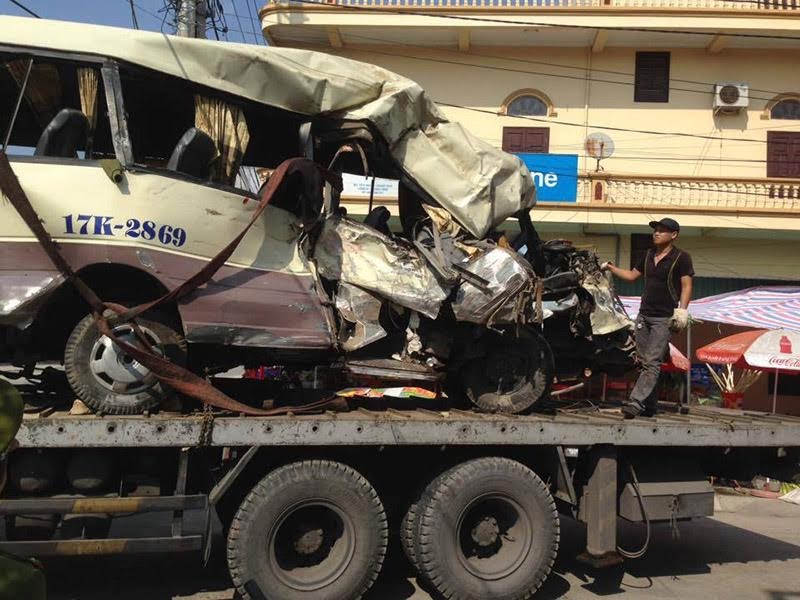 Sau cú đâm mạnh, chiếc xe bị nát đầu và hỏng nặng, 2 người tử vong tại chỗ.