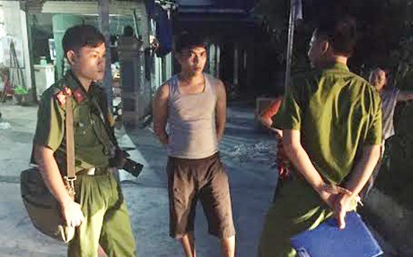 Lưu Văn Châu (đứng giữa) bị bắt khẩn cấp về hành vi Chống người thi hành công vụ 