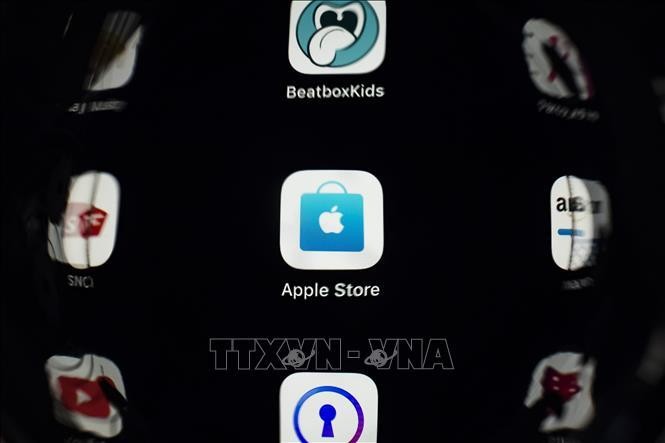 Biểu tượng App Store trên màn hình điện thoại. Ảnh: AFP/TTXVN