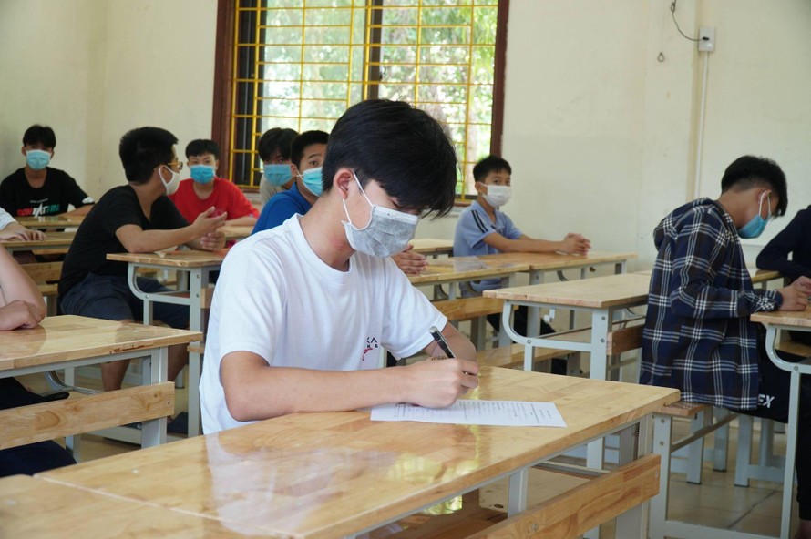 Nắng nung người, hơn 36.000 thí sinh Nghệ An làm thủ tục thi vào lớp 10
