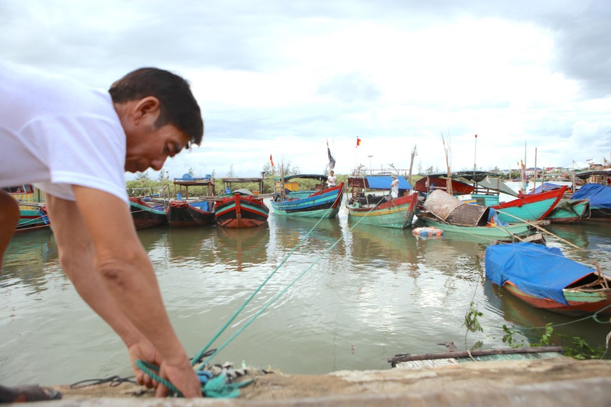 Ngư dân Hà Tĩnh hối hả neo thuyền chống bão Côn Sơn