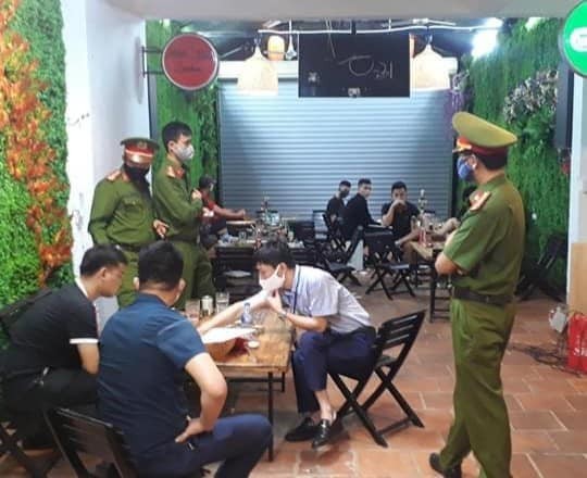 Quán Lẩu Ếch (địa chỉ 27 Nguyễn Văn Cừ, TP.Vinh) mở bán bất chấp lệnh cách ly xã hội bị xử phạt 7,5 triệu đồng.