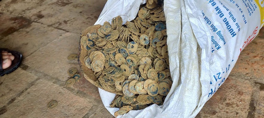 Đào móng nhà, nông dân phát hiện 3 hũ sứ đựng hơn 100kg tiền cổ