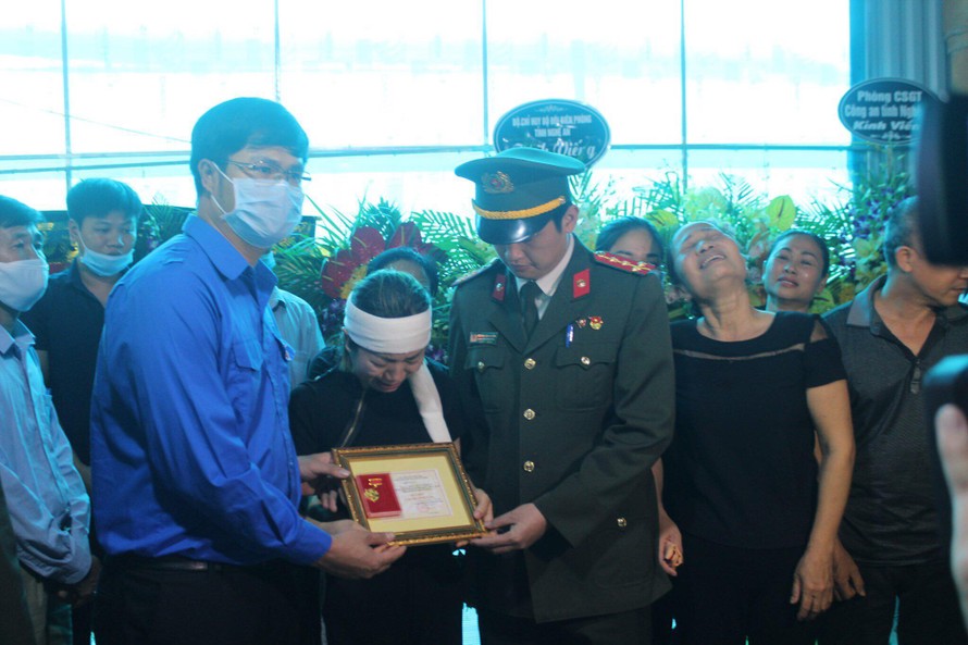Trung ương Đoàn tặng huy hiệu Tuổi trẻ dũng cảm cho thượng úy hy sinh khi làm nhiệm vụ 
