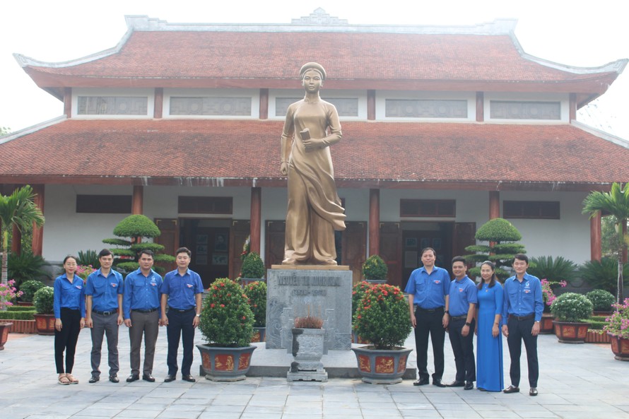 Tuổi trẻ Nghệ An dâng hương, dâng hoa tưởng niệm nhà cách mạng Nguyễn Thị Minh Khai