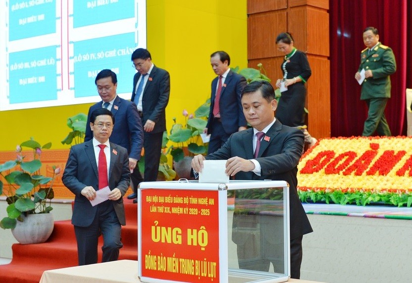 Đại biểu Đại hội Đảng bộ tỉnh Nghệ An quyên góp ủng hộ người dân miền Trung