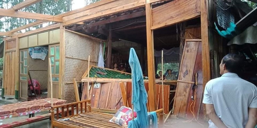 Lốc xoáy khiến nhiều nhà, trường học ở miền núi Hà Tĩnh tốc mái