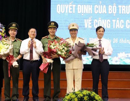 Lãnh đạo Hà Tĩnh tặng hoa chúc mừng tân Giám đốc Công an 3 tỉnh Quảng Bình, Nghệ An, Hà Tĩnh.