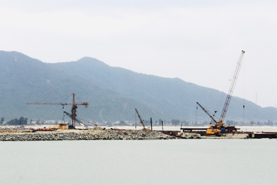 Cầu cảng gần 1.500 tỷ làm mãi không xong tiếp tục xin gia hạn