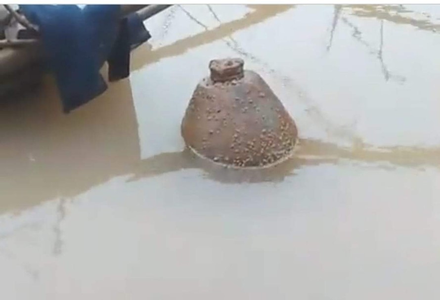 Hình ảnh quả bom được phát hiện dưới sông.