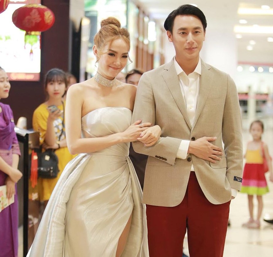 Minh Hằng, Rocker Nguyễn tình tứ trong buổi ra mắt phim "Sắc đẹp ngàn cân"