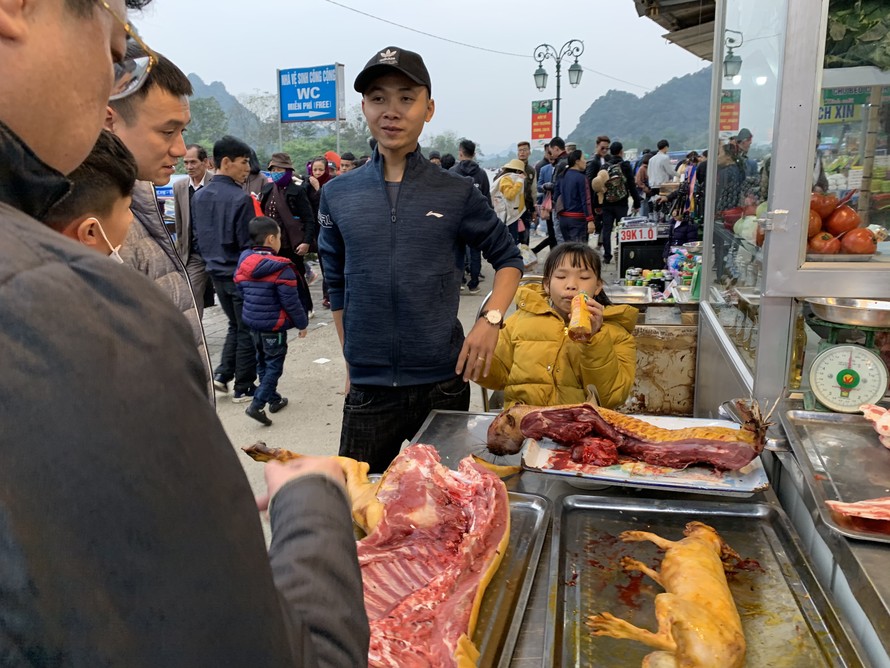 Thịt tươi sống, thịt thú rừng bày bán ở bến đò Thiên Trù