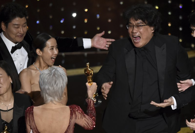 Đoàn làm phim "Ký sinh trùng" ăn mừng chiến thắng vang dội tại Oscars