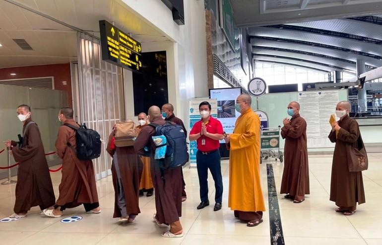 Giáo hội Phật Giáo Việt Nam tiễn đoàn tăng sư đầu tiên từ Bắc vào Nam tiếp sức cho tuyến đầu chống dịch
