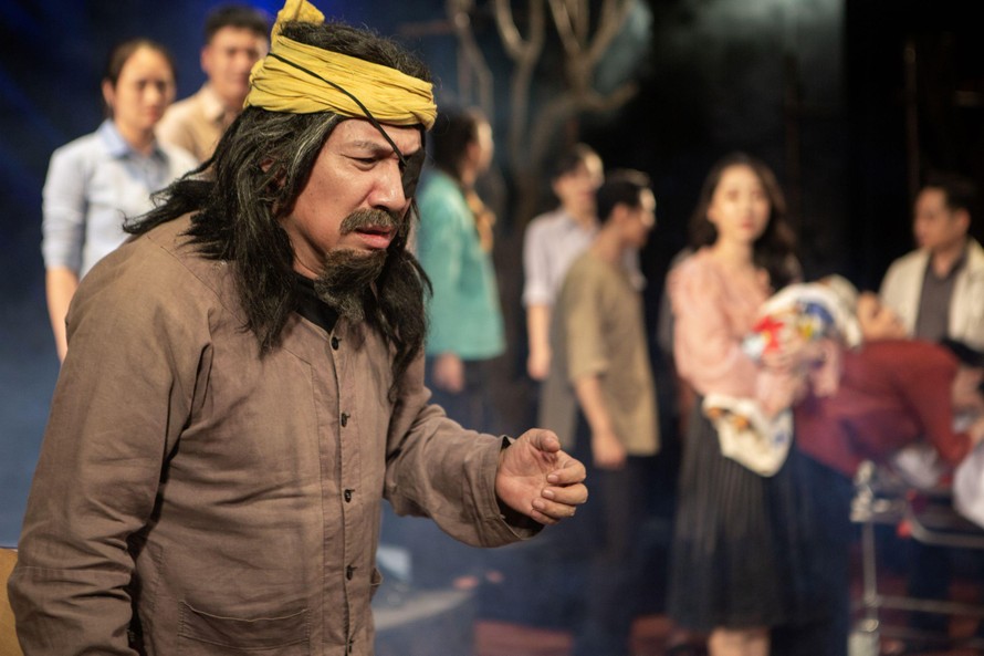 NSƯT Quang Thắng tham gia vở diễn "Làng song sinh" do NSND Trung Hiếu dàn dựng