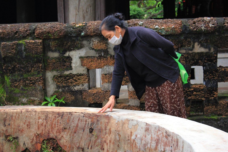 Chiếc giếng cổ làng Đường Lâm được cọ rửa phần bột màu.