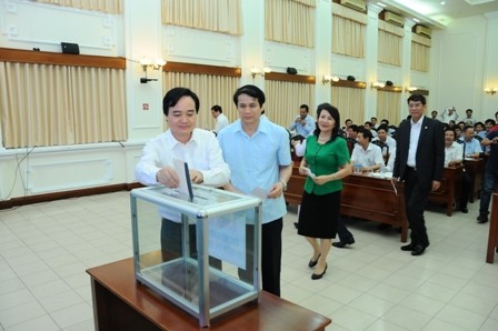 Bộ trưởng Bộ GD&ĐT Phùng Xuân Nhạ quyên góp ủng hộ đồng bào miền trung.