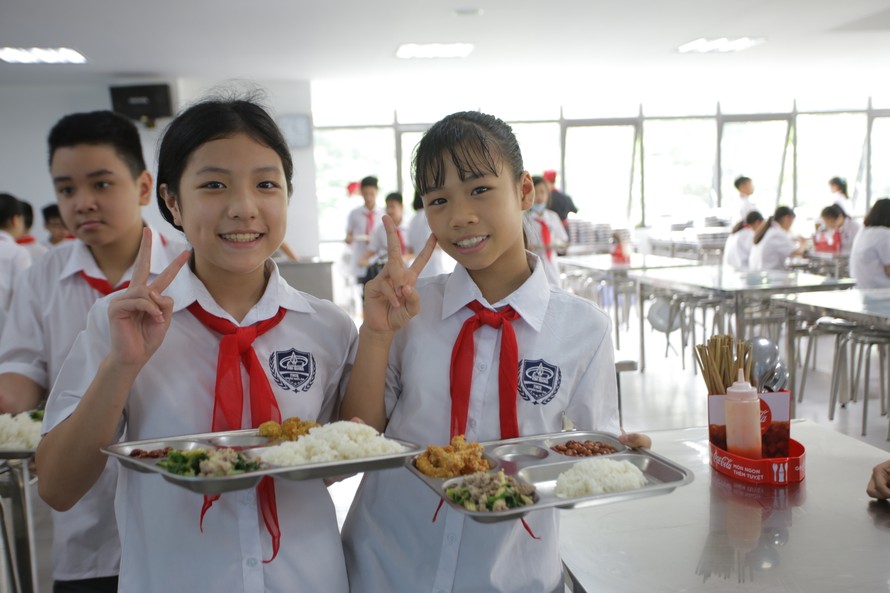 Học sinh THCS Kim Giang, quận Thanh Xuân trong giờ ăn bán trú. 