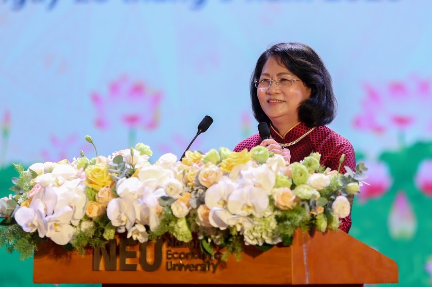 Phó Chủ nước Đặng Thị Ngọc Thịnh phát biểu tại Đại hội. 