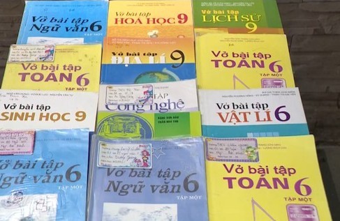 SGK, sách bài tập được phụ huynh phát hiện là sách giả được đưa vào trường học ở Hà Nam. (ảnh: VTV)