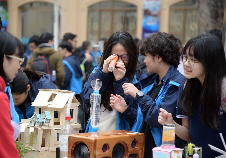 Nhiều sản phẩm sáng tạo được học sinh tham gia ngày hội.