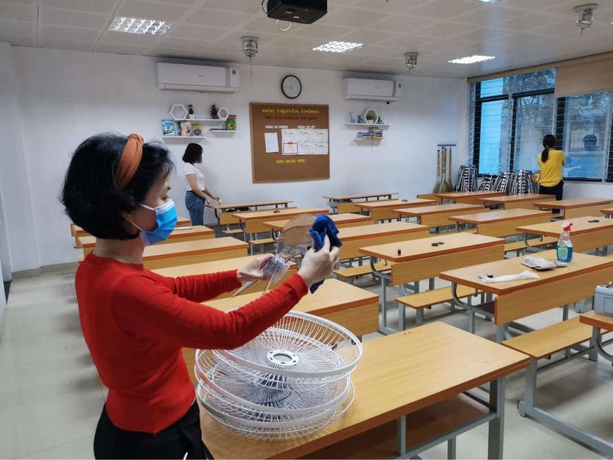 Trường học tại Hà Nội đang lau rửa bàn ghế để đón học sinh ngày 2/3 tới.